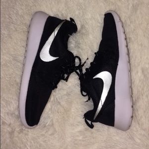 Black nike roshes